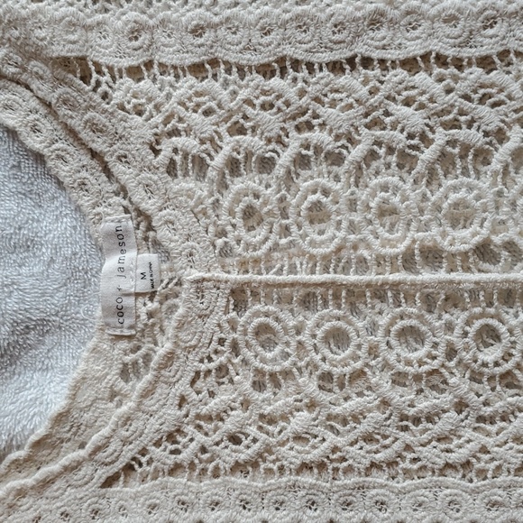 Simple crochet top in Ecru by Coco & Jameson in EUC Size Medium no snags - Picture 2 of 3